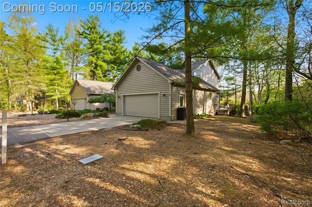 6432 Pinebrook Lane, Burton, MI 48509
