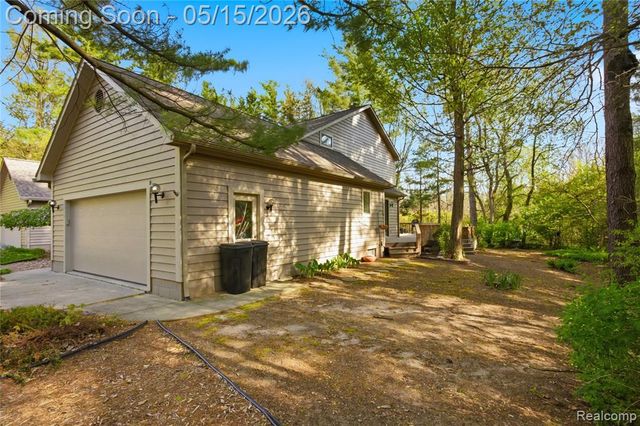 6432 Pinebrook Lane, Burton, MI 48509