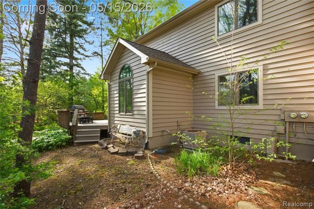 6432 Pinebrook Lane, Burton, MI 48509