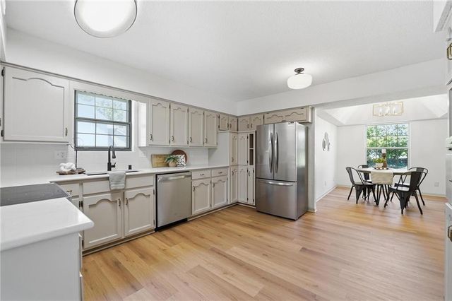 211 NE Hearnes Avenue, Blue Springs, MO 64014