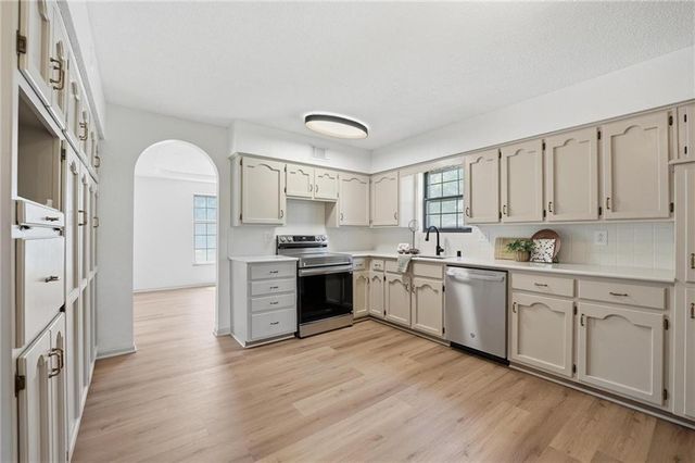 211 NE Hearnes Avenue, Blue Springs, MO 64014