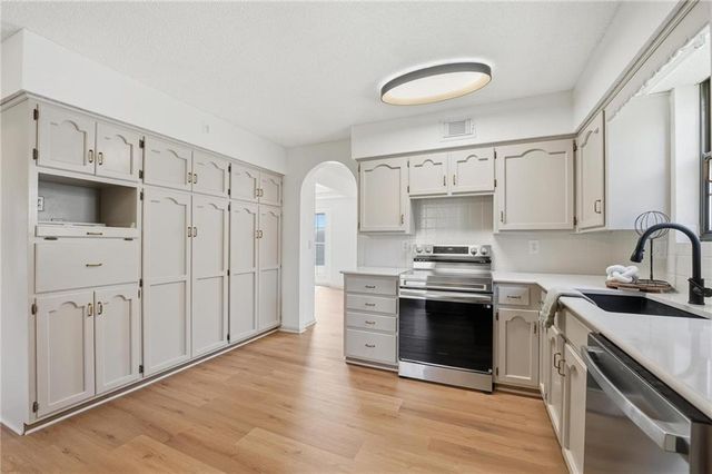 211 NE Hearnes Avenue, Blue Springs, MO 64014