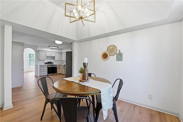 211 NE Hearnes Avenue, Blue Springs, MO 64014