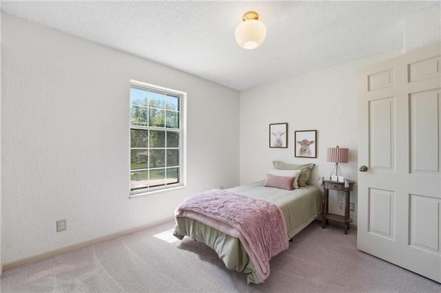 211 NE Hearnes Avenue, Blue Springs, MO 64014