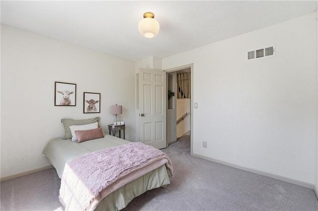 211 NE Hearnes Avenue, Blue Springs, MO 64014