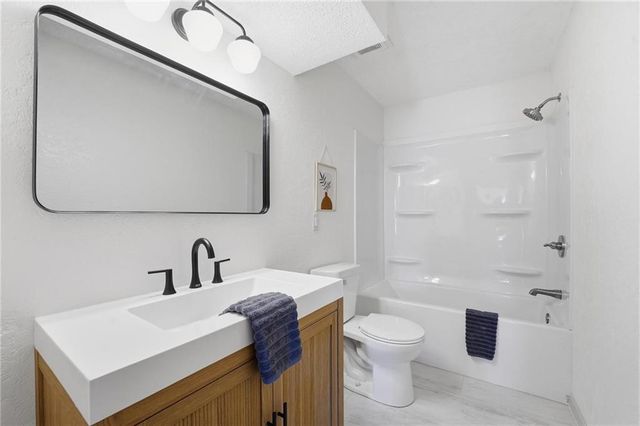 211 NE Hearnes Avenue, Blue Springs, MO 64014