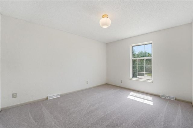 211 NE Hearnes Avenue, Blue Springs, MO 64014