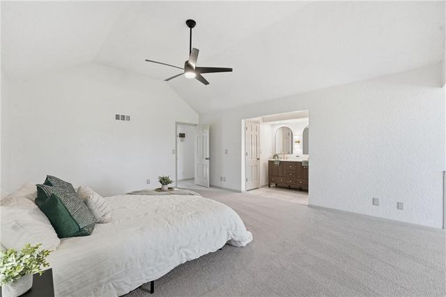 211 NE Hearnes Avenue, Blue Springs, MO 64014