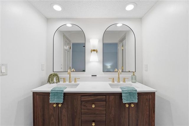 211 NE Hearnes Avenue, Blue Springs, MO 64014