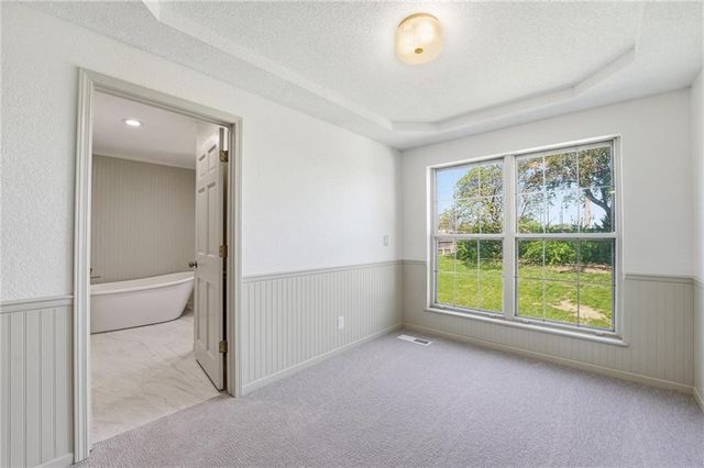 211 NE Hearnes Avenue, Blue Springs, MO 64014