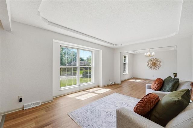 211 NE Hearnes Avenue, Blue Springs, MO 64014