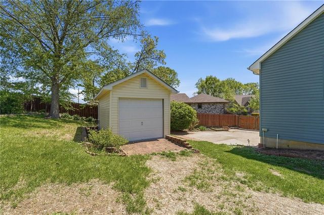 211 NE Hearnes Avenue, Blue Springs, MO 64014