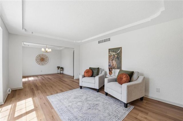 211 NE Hearnes Avenue, Blue Springs, MO 64014