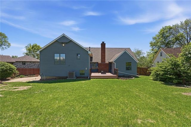 211 NE Hearnes Avenue, Blue Springs, MO 64014