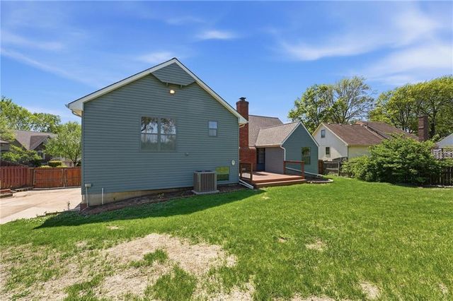 211 NE Hearnes Avenue, Blue Springs, MO 64014