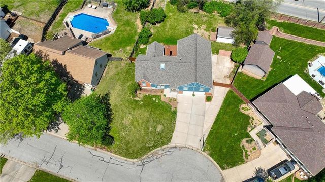 211 NE Hearnes Avenue, Blue Springs, MO 64014