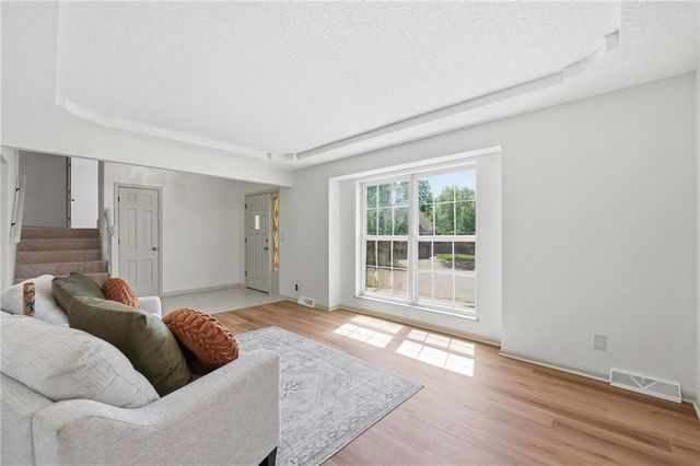 211 NE Hearnes Avenue, Blue Springs, MO 64014