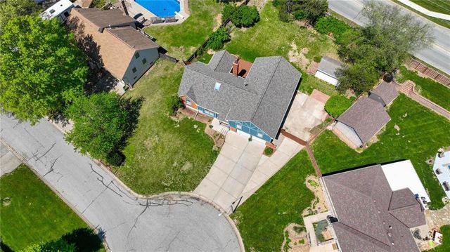 211 NE Hearnes Avenue, Blue Springs, MO 64014