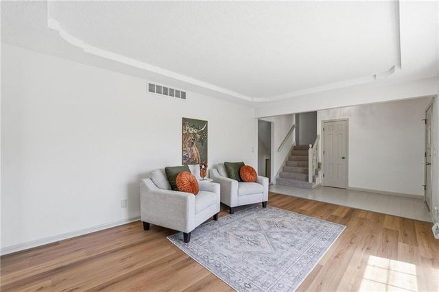 211 NE Hearnes Avenue, Blue Springs, MO 64014