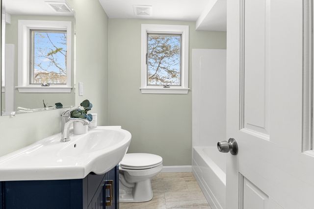 5 Bell Rd Ext, Bourne, MA 02532