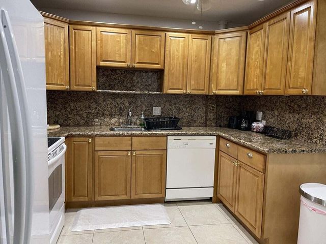 22765 SW 66th Avenue 204, Boca Raton, FL 33428