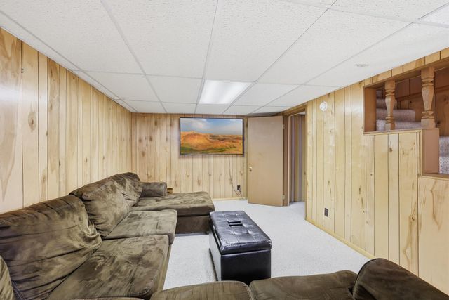 2447 Minnehaha Avenue E, Maplewood, MN 55119