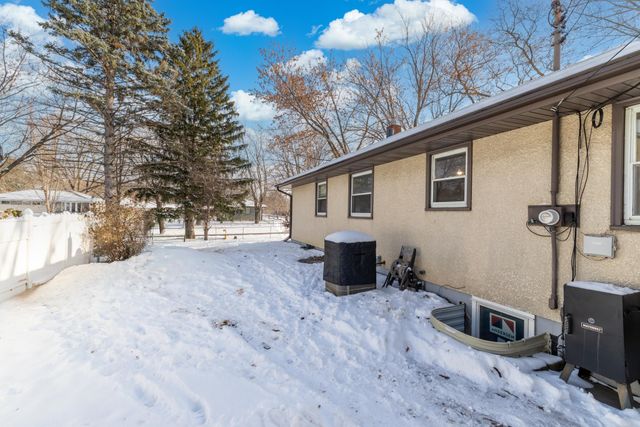 2447 Minnehaha Avenue E, Maplewood, MN 55119