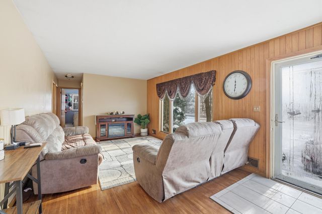 2447 Minnehaha Avenue E, Maplewood, MN 55119