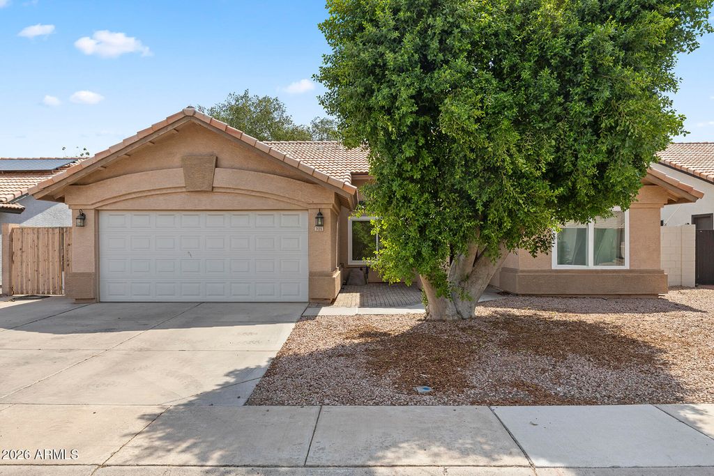 325 S GOLDEN KEY Drive, Gilbert, AZ 85233 — photo 2