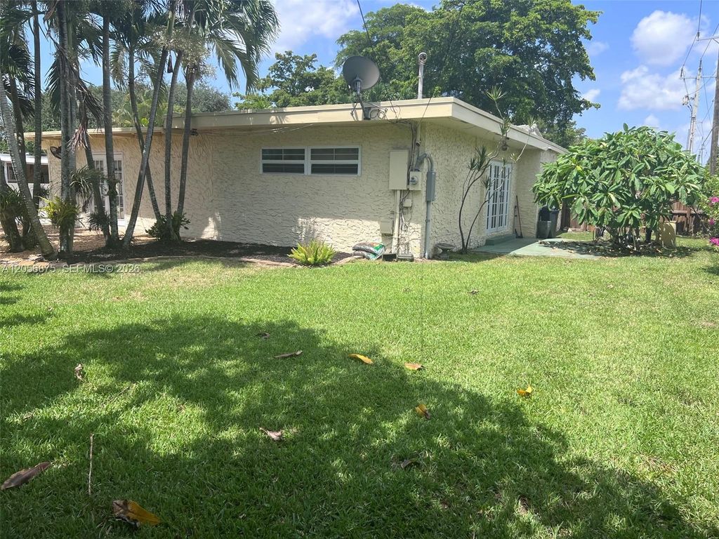 Image 11 of property listing at 880 Azalea Ct, Plantation, FL 33317