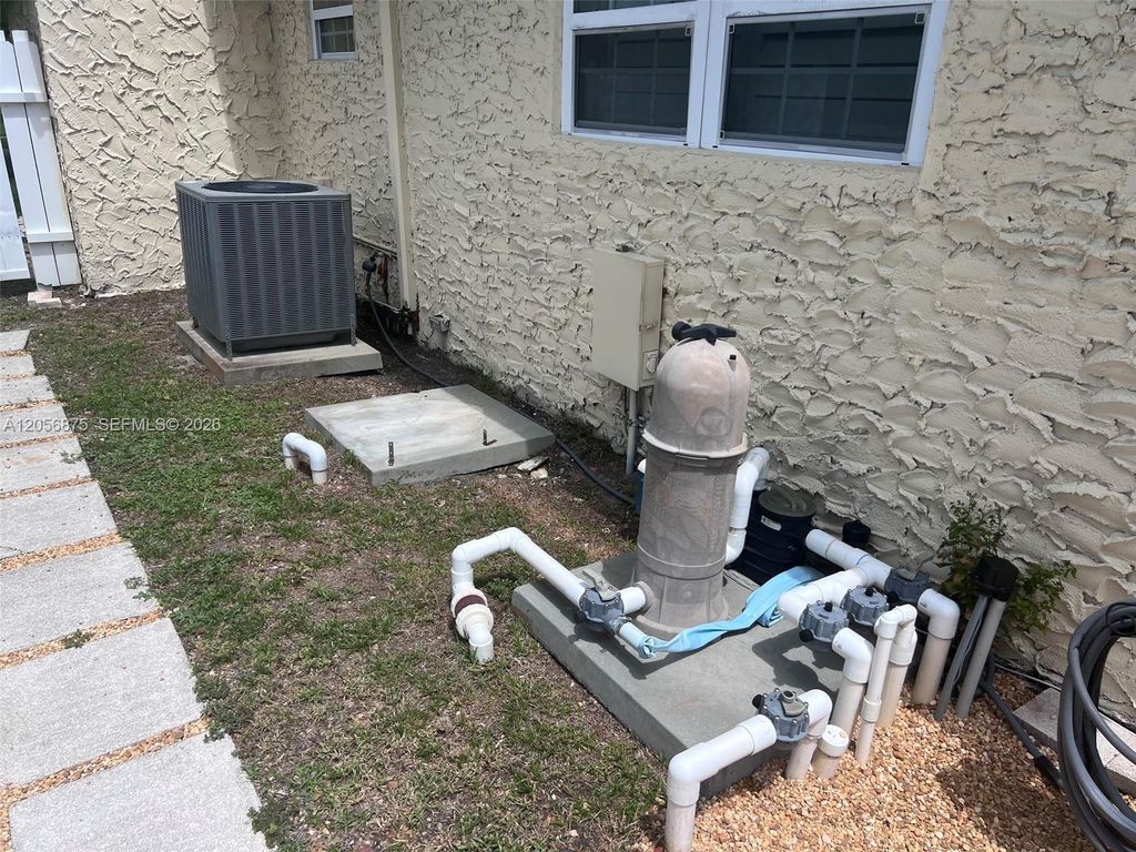 Image 13 of property listing at 880 Azalea Ct, Plantation, FL 33317