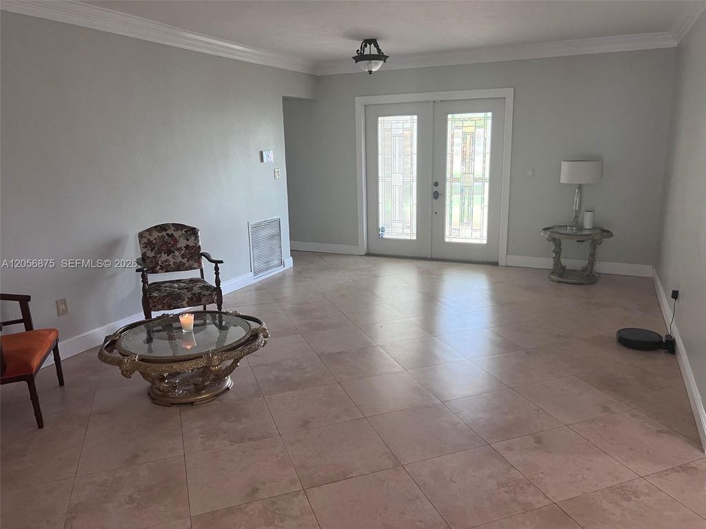 Image 14 of property listing at 880 Azalea Ct, Plantation, FL 33317