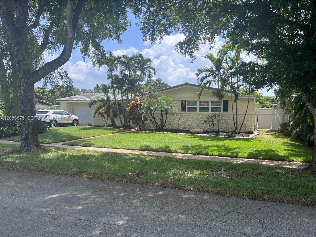 Image 2 of property listing at 880 Azalea Ct, Plantation, FL 33317