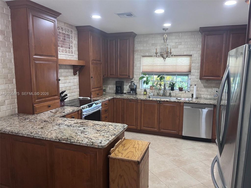 Image 20 of property listing at 880 Azalea Ct, Plantation, FL 33317