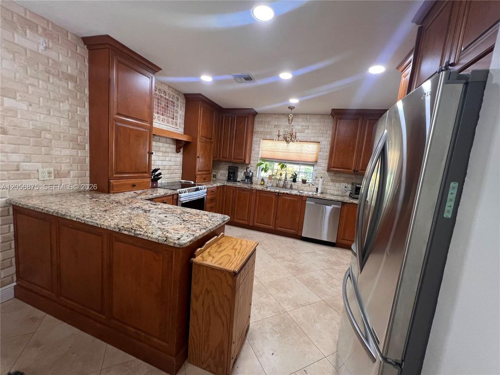 Image 23 of property listing at 880 Azalea Ct, Plantation, FL 33317