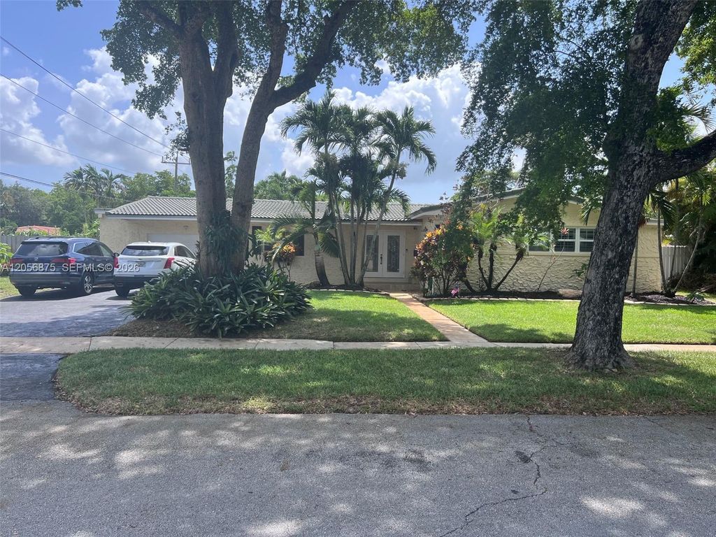 Image 3 of property listing at 880 Azalea Ct, Plantation, FL 33317