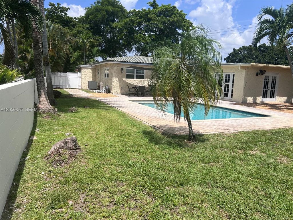 Image 5 of property listing at 880 Azalea Ct, Plantation, FL 33317