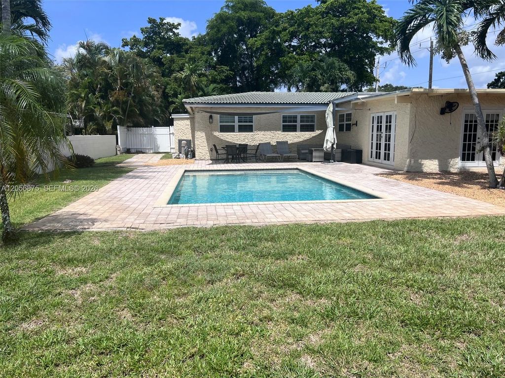 Image 6 of property listing at 880 Azalea Ct, Plantation, FL 33317