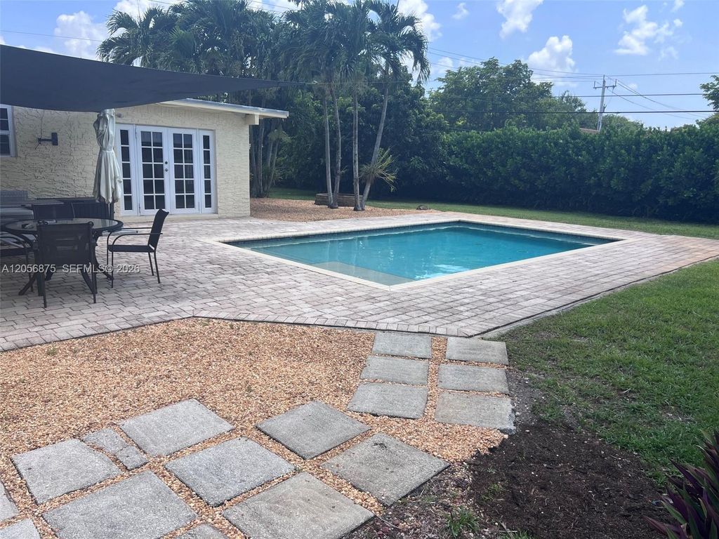 Image 7 of property listing at 880 Azalea Ct, Plantation, FL 33317