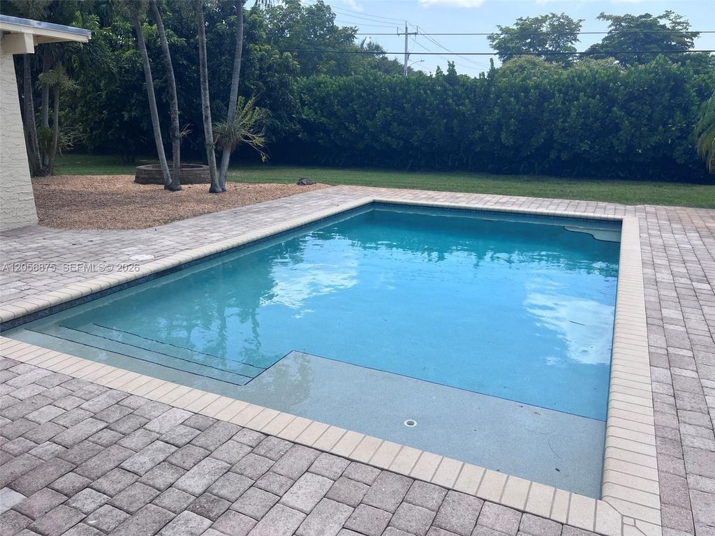 Image 8 of property listing at 880 Azalea Ct, Plantation, FL 33317