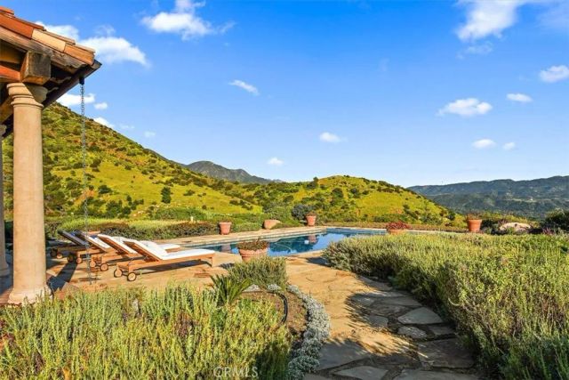 2835 Hermitage Road, Ojai, CA 93023