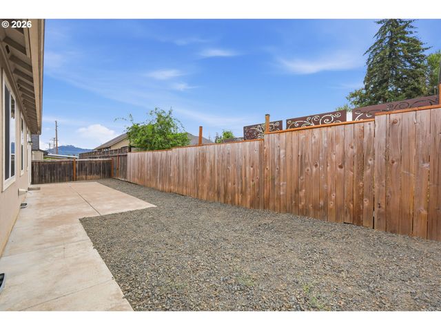 4760 GLACIER MEADOWS Loop, Springfield, OR 97478