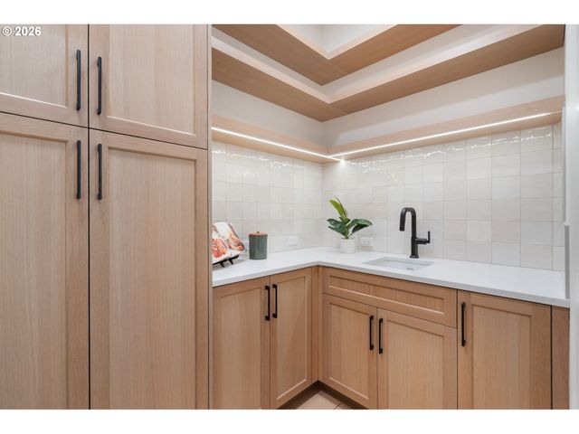 9193 Sw MORRISON St, Portland, OR 97225