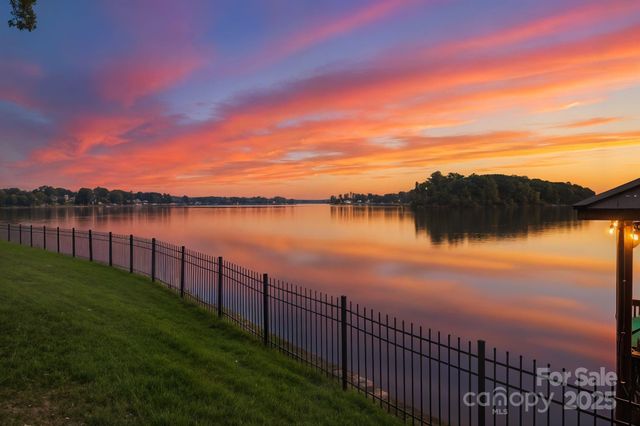 115 Emerald Point Lane, Mooresville, NC 28117