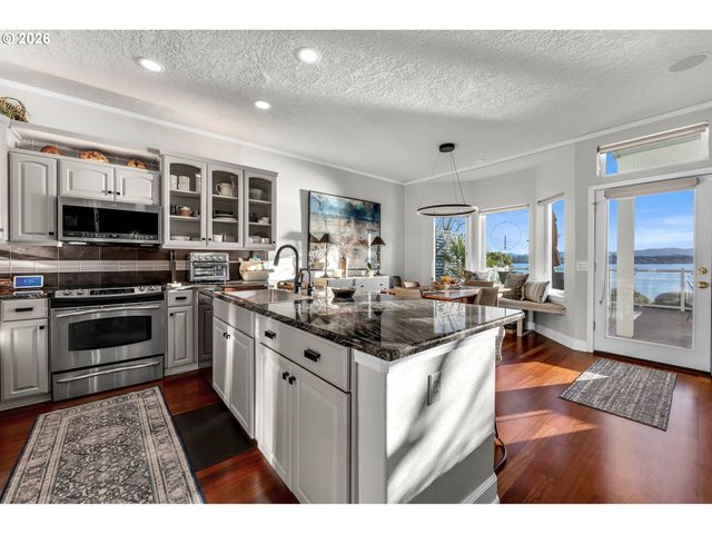 1421 Se COLUMBIA Way D7, Vancouver, WA 98661