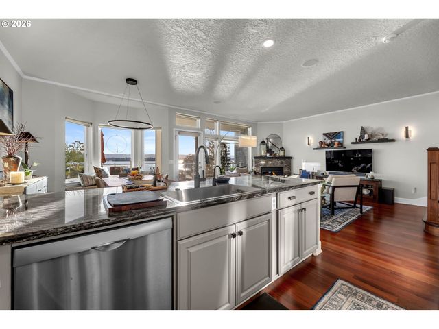 1421 Se COLUMBIA Way D7, Vancouver, WA 98661