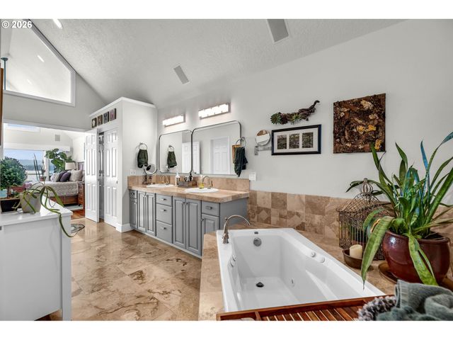 1421 Se COLUMBIA Way D7, Vancouver, WA 98661