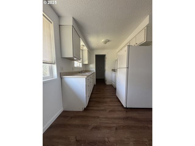 -1 VIEW St, Myrtle Point, OR 97458