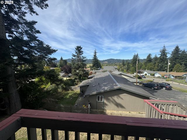 -1 VIEW St, Myrtle Point, OR 97458