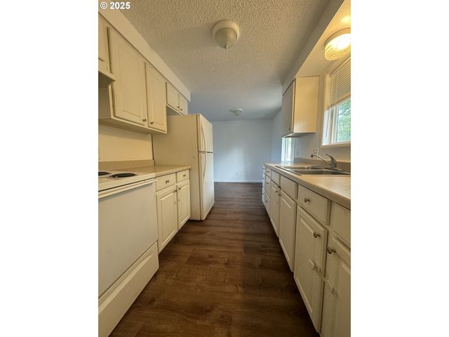 -1 VIEW St, Myrtle Point, OR 97458